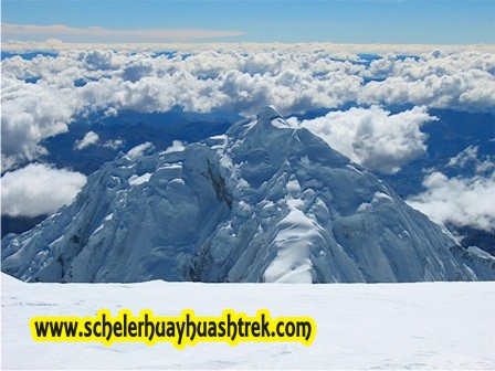 Vista desde la Cumbre Huascarán, nevado Chopicalqui